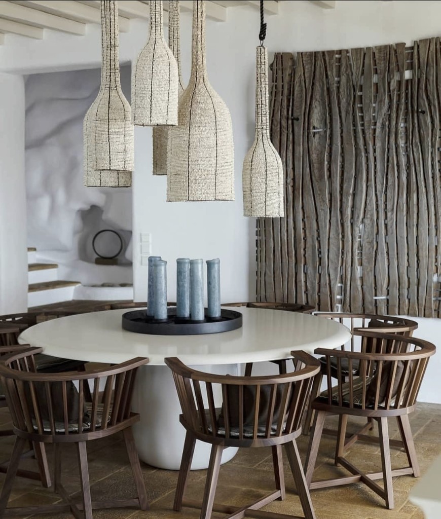 Houtsculptuur in een eetruimte met natuurlijk licht