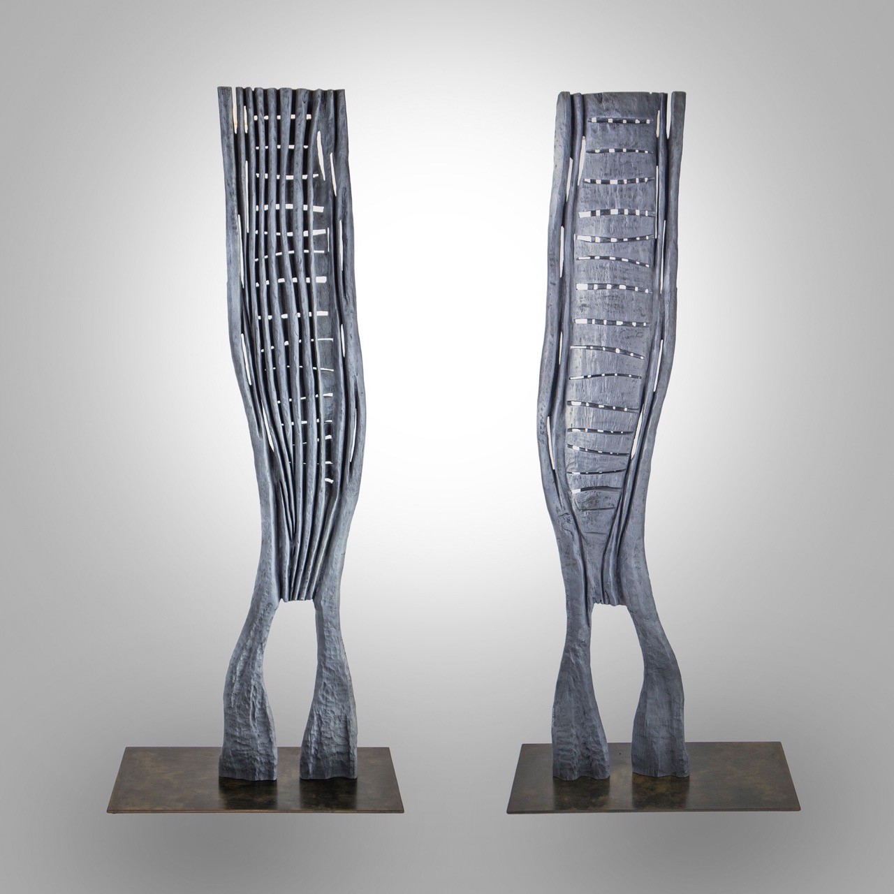 Twee houtsculpturen naast elkaar