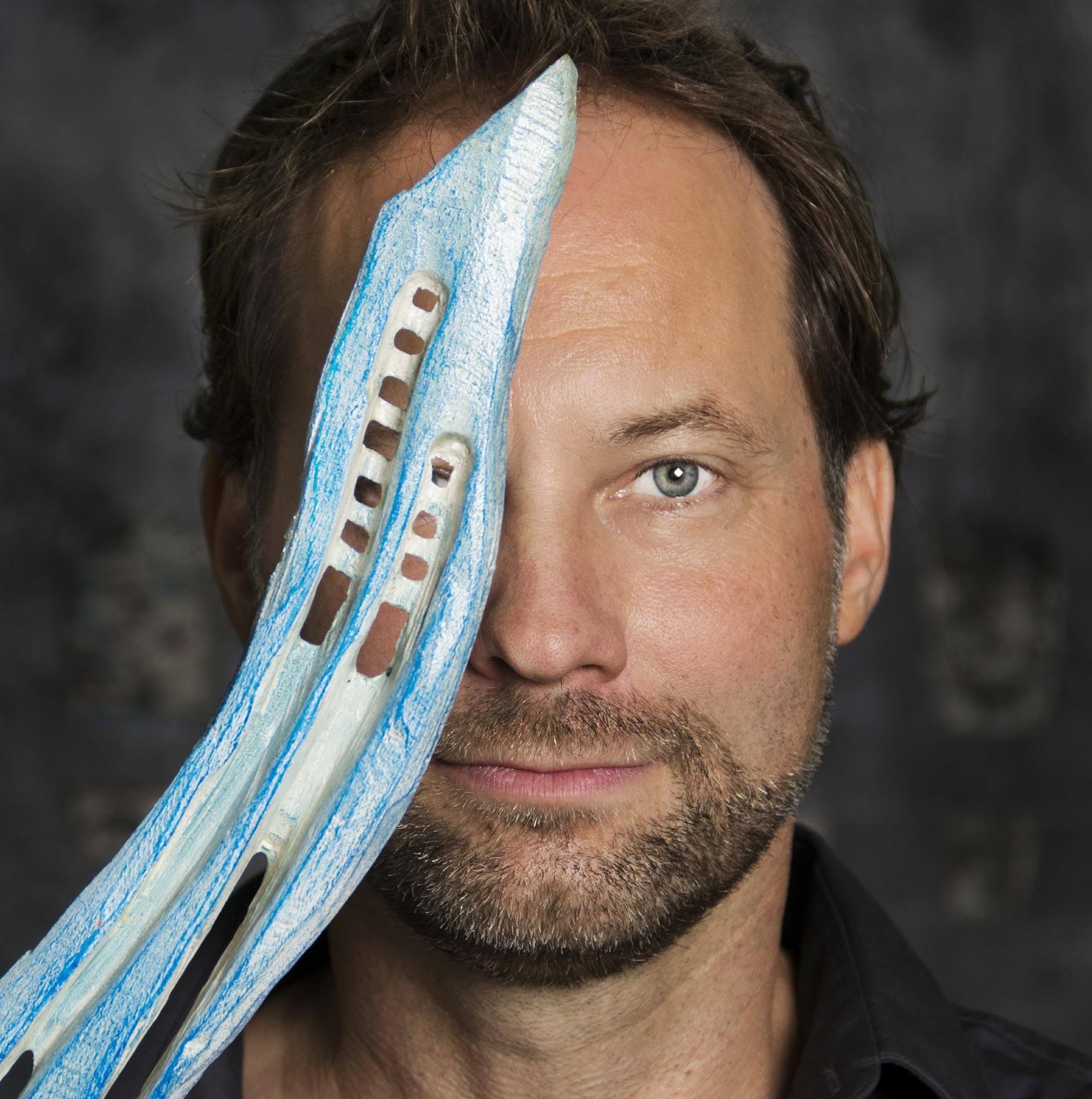 Portret van kunstenaar Frans Polman met een fragment van zijn werk