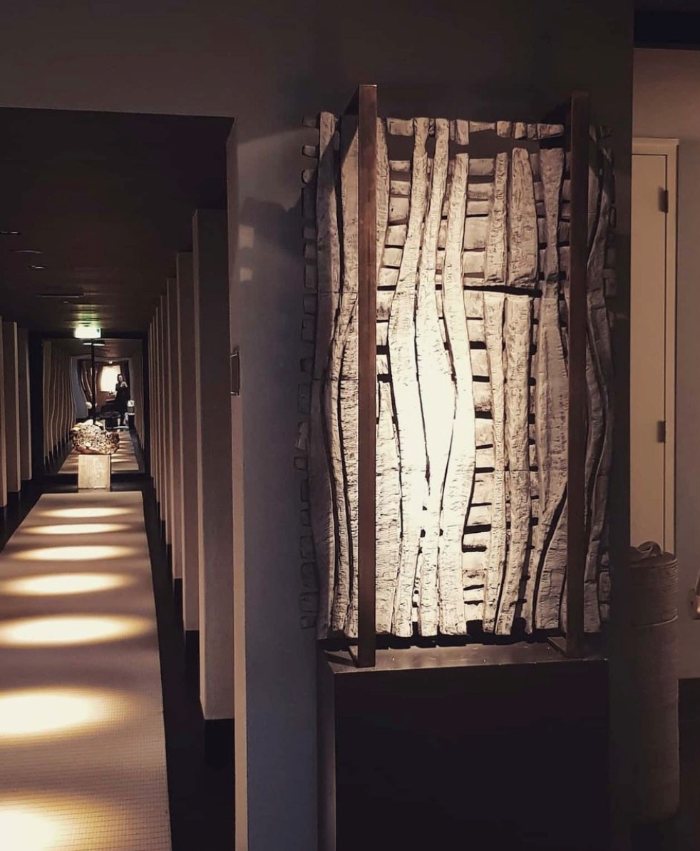 Houtobject in een galerieruimte