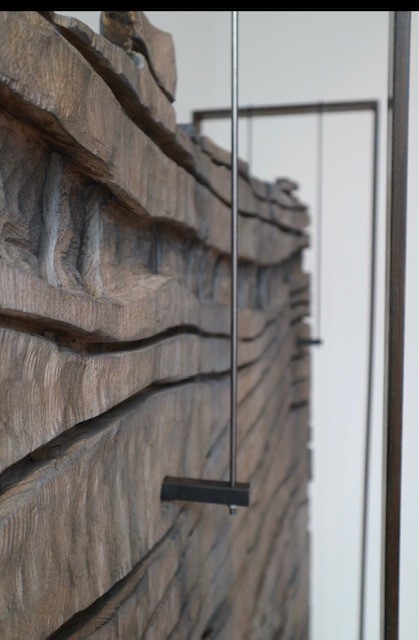 Close-up van houtstructuur in een sculptuur van Frans Polman